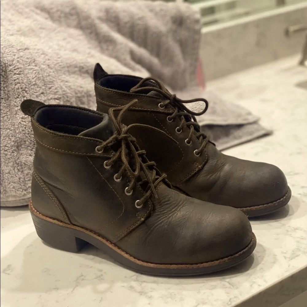 Red wing oil resistant black leather bootie.             Size 6.5 Steel Toe Boot